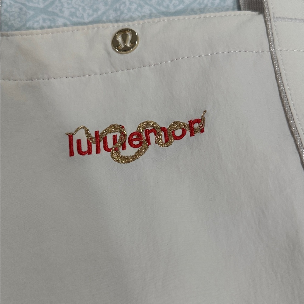 luluđ NWT New Year Daily Multi Pocket Tote - Picture 3 of 7